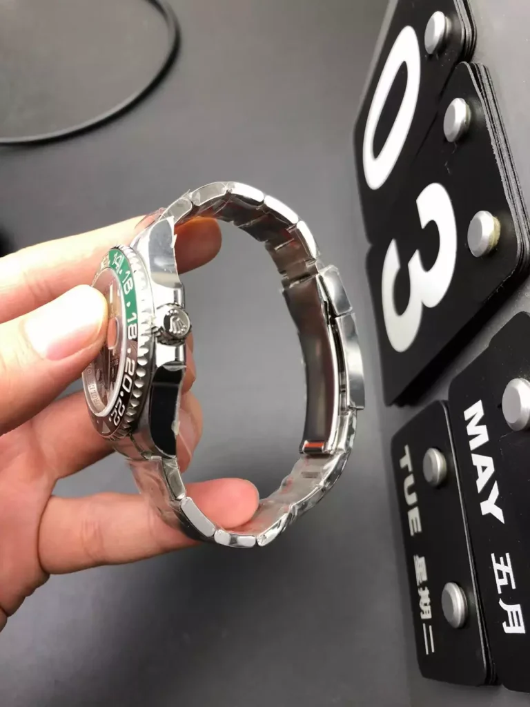 Clean Factory Rolex GMT-Master II 126720VTNR 40mm VR3186 Black Dial with Round Markers (Correct Hand Stack) – Superlume Oyster bracelet